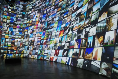 Sanat müzesini ziyaret et.