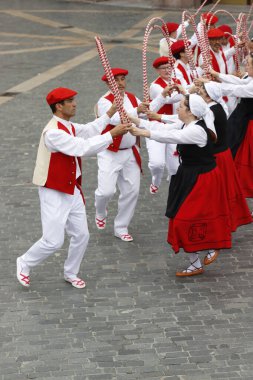 Eski Bilbao kasabasında bir açık hava yaz festivali sırasında Bask halk dansları gösterisi