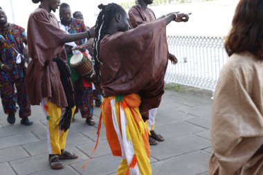 Kenyalı sanatçılar sokakta yürüyor