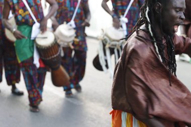 Kenyalı sanatçılar sokakta yürüyor