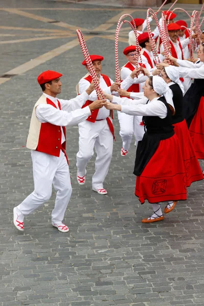 Eski Bilbao kasabasında bir açık hava yaz festivali sırasında Bask halk dansları gösterisi