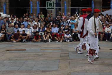 Bir gösteri sırasında Bask halk dansçıları
