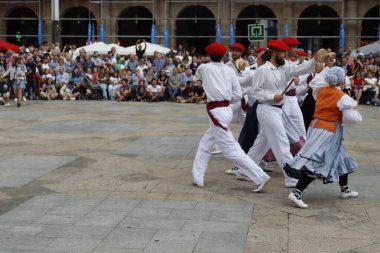 Bir gösteri sırasında Bask halk dansçıları