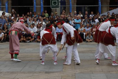 Bir gösteri sırasında Bask halk dansçıları
