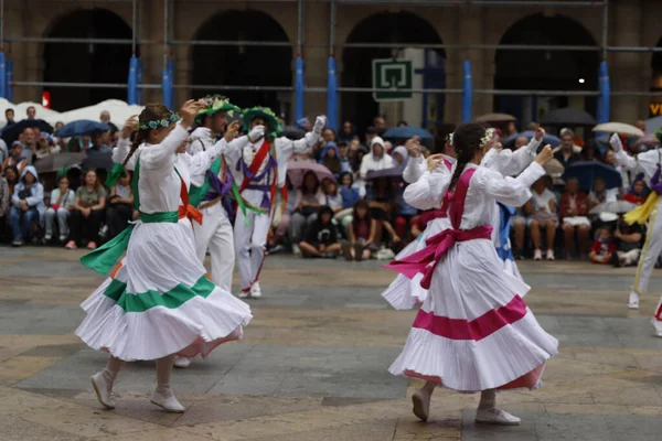 Bir gösteri sırasında Bask halk dansçıları