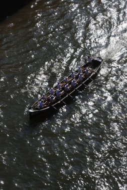 İspanya Bilbao nehrinde kürek çekerken