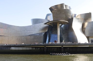 İspanya Bilbao nehrinde kürek çekerken