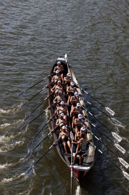 İspanya Bilbao nehrinde kürek çekerken