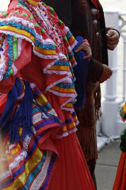 Meksikalı halk dansçıları sokaklarda yürüyor