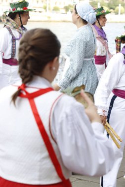 Bask halk dansçıları sokaklarda yürüyor.