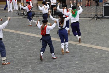 BILBAO, SPAIN - 19 Temmuz 2025: İspanya 'nın Bilbao şehrinde halk dansları gösterisi