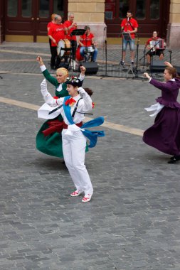 Bask halk dansı gösterisi