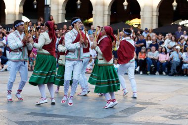 BILBAO, İspanya - 22 Ağustos 2025: Bask halk dansları gösterisi