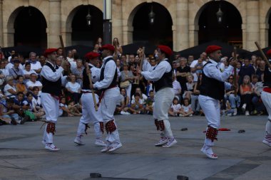 BILBAO, İspanya - 22 Ağustos 2025: Bask halk dansları gösterisi