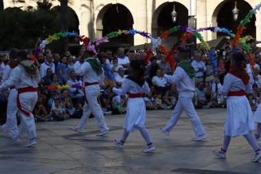 BILBAO, İspanya - 22 Ağustos 2025: Bask halk dansları gösterisi