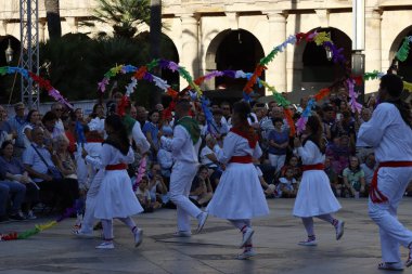 BILBAO, İspanya - 22 Ağustos 2025: Bask halk dansları gösterisi