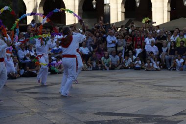BILBAO, İspanya - 22 Ağustos 2025: Bask halk dansları gösterisi