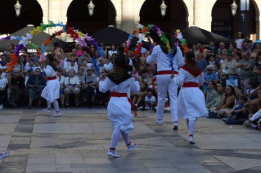 BILBAO, İspanya - 22 Ağustos 2025: Bask halk dansları gösterisi