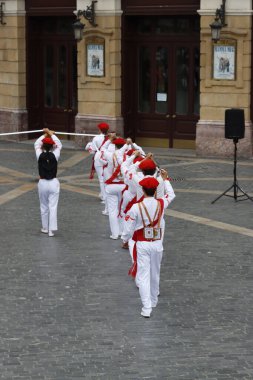 BILBAO, İspanya - 19 Temmuz 2025 Bask halk dansları gösterisi