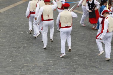 BILBAO, İspanya - 19 Temmuz 2025 Bask halk dansları gösterisi