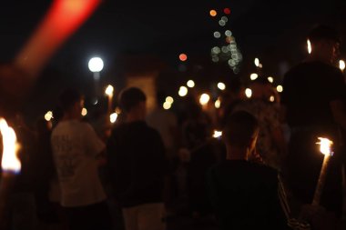 MÜZKİZ, İSPA - 23 Haziran 2025: Bir yaz etkinliğinde kalabalık ve yangın