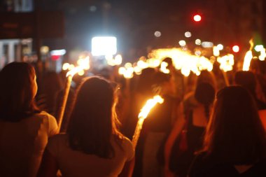 MÜZKİZ, İSPA - 23 Haziran 2025: Bir yaz etkinliğinde kalabalık ve yangın