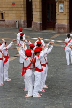 BILBAO, SPAIN - 19 Temmuz 2025: Sokaktaki Bask halk dansçıları