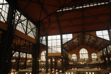 Macaristan 'ın Budapeşte şehrinde klasik bir pazarın içinde.