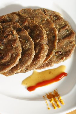 thalipeeth - pirinç ve gram unu ile yapılan gözleme