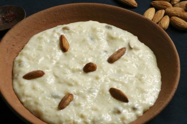 Shrikhand - Hintli bir tatlı tabağı süzme yoğurt yaptım.