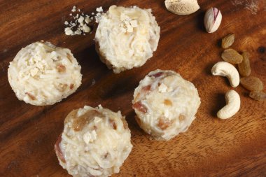 Hindistan cevizi laddu