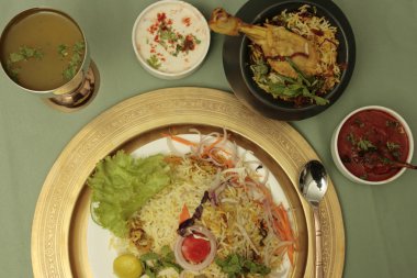 biryani - pirinç, baharat ve et ve sebze kombinasyonu ile yapılan bir Hint pilav tabağı