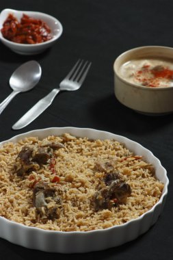koyun eti gosht biryani - koyun eti ve baharat ile pirinç hazırlama
