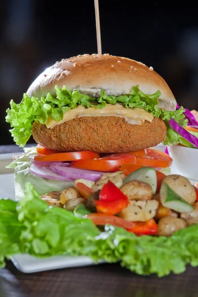 Sandwich de pollo y jamón de pavo con verduras, pan integral con semillas de sésamo —  Fotos de Stock