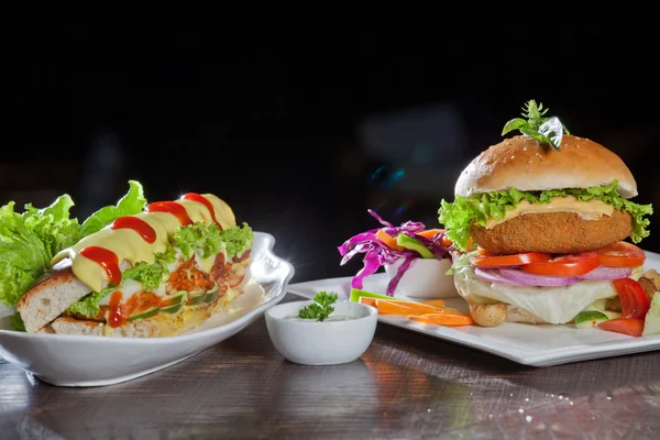 Chicken and Turkey Ham Sandwich with vegetables, brown bread with sesame seeds — Stock Photo, Image