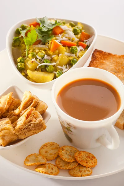 Ontbijt-thee, poha met brood en koekjes. — Stockfoto
