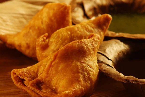 Samosa met is een Indiaas gebakken of gebakken gebak — Stockfoto