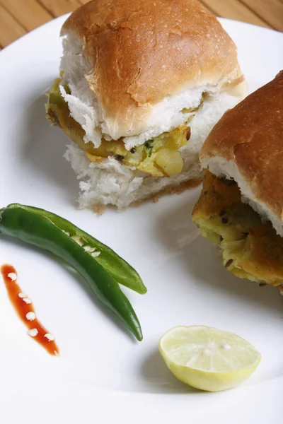 Vada Pav - Um lanche maharashtriano — Fotografia de Stock