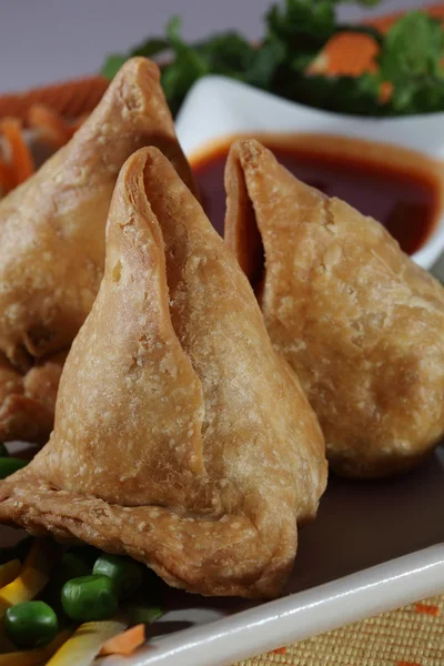 Samosa  is an Indian fried or baked pastry — Stock Photo, Image