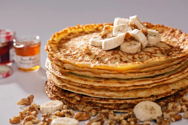 Setumpuk pancake dengan buah-buahan, kacang dan madu . — Stok Foto