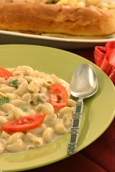 Macaroni, paddestoel & baby maïs in witte saus — Stockfoto