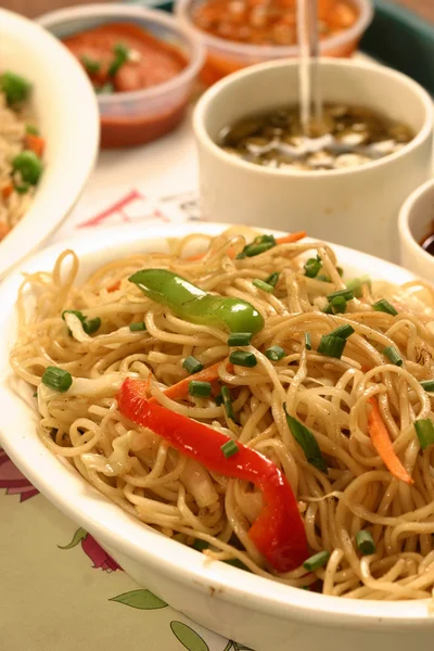 Chow mein είναι ένας γενικός όρος Κινέζικα για ένα πιάτο ανακατεύετε-τηγανισμένα noodles — Φωτογραφία Αρχείου