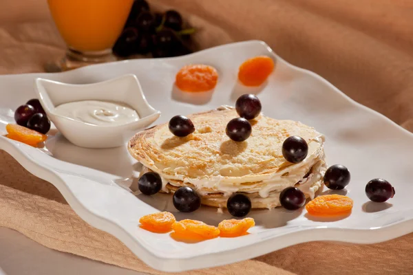Setumpuk pancake dengan buah-buahan, kacang dan madu . — Stok Foto