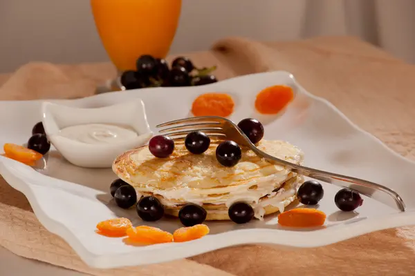 Setumpuk pancake dengan buah-buahan, kacang dan madu . — Stok Foto