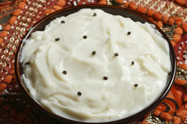 Shrikhand - um prato doce indiano feito de iogurte tenso — Fotografia de Stock