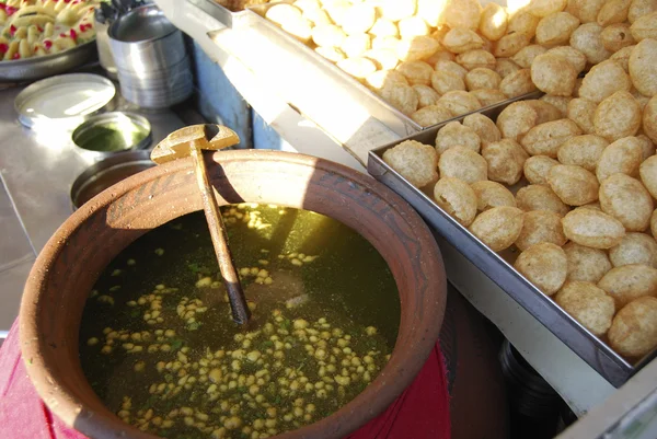 Pani puri je populární pouliční občerstvení z Indie — Stock fotografie