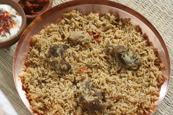 Schapenvlees tongstrelende biryani - een preparaat rijst met vlees van schapen en specerijen — Stockfoto