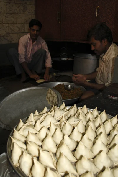 Samosa-indické smažené, pečené pečivo. — Stock fotografie