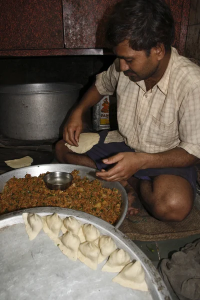 Samosa- Um indiano frito, pastelaria assada . — Fotografia de Stock