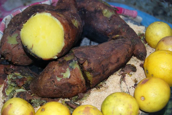 Сладкий картофель на улицах Дели . — стоковое фото